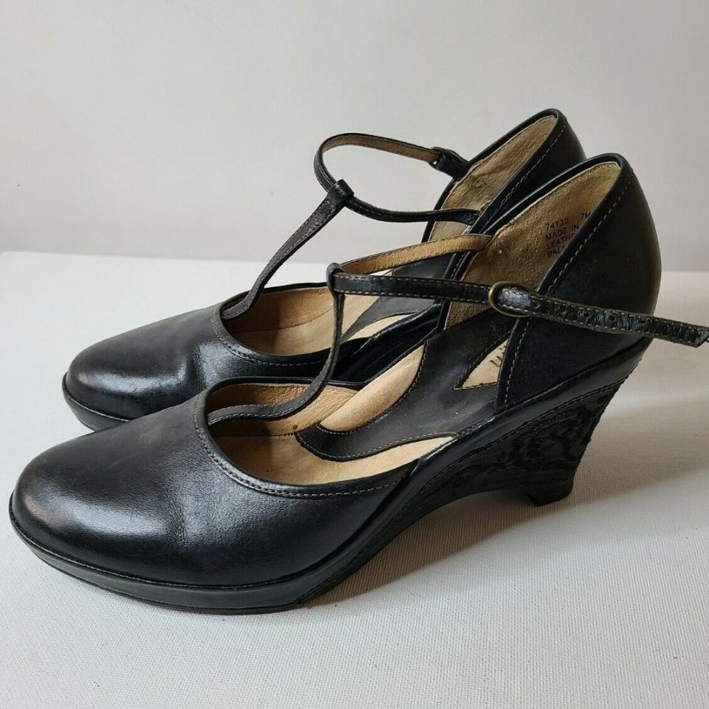 Clarks Artisan Womens Black Embroidered Leather Wedge Heels T-Strap Sandals 7M